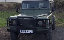 Vợ chồng trẻ biến Land Rover Defender cũ nát thành nhà di động, tính phượt ra thế giới