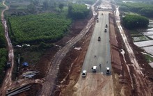 'Vượt nắng thắng mưa" thi công Tết, đẩy nhanh tiến độ cao tốc Hàm Nghi - Vũng Áng