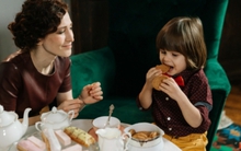 Người phụ nữ kiếm 4 triệu đồng/giờ nhờ nghề đặc biệt liên quan đến những đứa trẻ con nhà giàu: Chỉ làm việc 2 tháng/năm, cảm thấy "cực ổn"