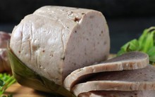 Giò lụa không thể thiếu dịp Tết nhưng xuất hiện 3 dấu hiệu này thì đừng ăn vì có thể "nhiễm độc"