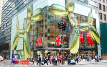 Một thương hiệu thời trang 'quen mặt’ với người Việt vừa gặp biến đầu năm: Cổ phiếu giảm 13% một phiên, CEO làm 4 năm cũng phải ‘dứt áo ra đi’.…