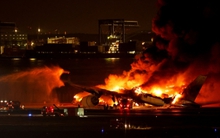 Tiếp viên tiết lộ 18 phút sinh tử trong máy bay Nhật Bản: 5/8 cửa thoát hiểm bốc cháy, mất liên lạc hoàn toàn với buồng lái