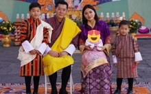 Vợ chồng hoàng hậu "vạn người mê" của Bhutan đăng ảnh gia đình mừng năm mới, tiểu công chúa 3 tháng tuổi lập tức "chiếm spotlight"