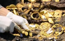 Đào đất trong xưởng gạch, anh công nhân phát hiện 112 "vật thể tròn" có ánh vàng, cảnh sát lập tức phong tỏa hiện trường