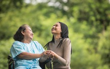 Khi 1 người ngoài 50 tuổi, có “3 người thân không nên xa rời, 3 tiền không nên tiêu, 3 nơi không nên đến”