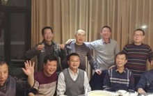 Bạn thân chọn lên thành phố lập nghiệp, nhiều năm sau họp lớp nhận lời dè bỉu: "Như thế thà ở lại quê còn hơn"