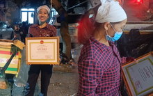 Thấy mẹ đang lúi húi nhặt ve chai ở vỉa hè, con trai bí mật đưa một món quà khiến bà lặng người