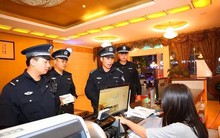 Đi rút 51 tỷ đồng tiền tiết kiệm, người phụ nữ bất ngờ bị cảnh sát bắt giữ: 40 đối tượng lừa đảo bị tóm gọn, có cả cán bộ ngân hàng