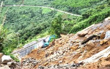 Cận cảnh cung đường sạt lở đang sửa trên đèo Hải Vân
