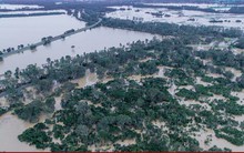 Thảm họa lũ lụt tấn công nhiều vùng trên khắp nước Anh