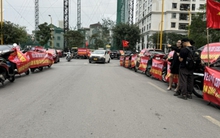 Cư dân Eco Lake View căng băng rôn phản đối chủ đầu tư tái diễn việc chặn xe vào chỗ gửi, bất chấp chỉ đạo của chính quyền