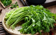 Hóa ra đây là thứ rau "bổ nội tạng", xưa kia chỉ dùng cho Hoàng đế, nay mọc đầy trong vườn người Việt