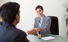 “Mẹ và vợ cùng rơi xuống nước, bạn sẽ cứu ai?” Ứng viên không chọn 1 trong 2 mà đưa ra câu trả lời EQ cực cao, được tuyển ngay tại chỗ