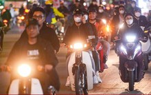 Vắng CSGT, đoàn người rồng rắn đi ngược chiều trên phố Hà Nội