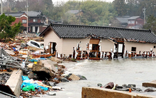 Người dân Nhật Bản kể lại giây phút chạy thoát sóng thần: Lần đầu thấy thủy triều rút cách bờ biển 180 mét, 5 phút sau, "bức tường" nước cao 3m ập tới cuốn phăng mọi thứ