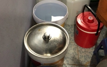 Hà Nội: Cư dân khu đô thị Thanh Hà trắng đêm hứng từng xô nước sinh hoạt