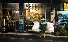 Vì một khoản tiền trăm triệu khi còn trẻ, nhiều người về già hối hận vì phải phụ thuộc vào con cháu, bươn chải vất vả