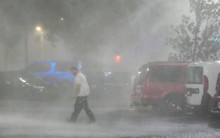 Những hình ảnh đầu tiên của bão Milton: Gió mưa càn quét dữ dội, xe cộ tự chạy vòng quanh, nhà cửa chìm trong nước