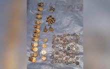 Đào đất nông trường, công nhân phát hiện vật thể hình trụ chứa đầy vàng ngọc, suýt vứt đi vì nhầm với mìn: Cảnh sát lập tức thu hồi, dự đoán niên đại hàng trăm năm