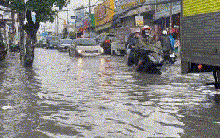 Nhiều nơi ngập nặng, xe chết máy hàng loạt sau mưa to ở TP HCM