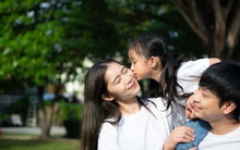 "Cha nghiêm khắc, mẹ mềm mỏng" hay "Mẹ nghiêm khắc cha mềm mỏng", cái nào tốt hơn cho con? Câu trả lời khác với tưởng tượng