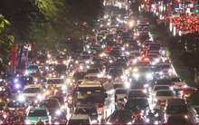 Hà Nội mưa lớn giờ tan tầm, dân loay hoay tìm lối về giữa dòng xe ùn tắc