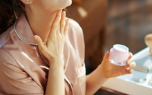 Phát hiện ung thư vú nhờ 1 cảm giác “là lạ” khi bôi kem dưỡng da, cô gái 29 tuổi lên mạng cảnh báo