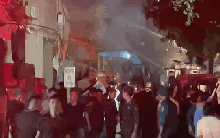 Nhà kho, xưởng cháy lớn, cảnh sát dùng máy xúc mở đường dập lửa