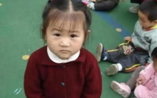 Con đi học mẫu giáo không có bạn nào chơi cùng, mẹ chất vấn cô giáo liền được thông báo 1 câu, nghe xong xấu hổ rút kinh nghiệm