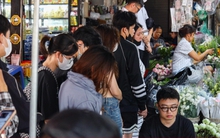 Giới trẻ Hà Nội chen chân xếp hàng gần một tiếng chờ mua hoa dịp 20/10