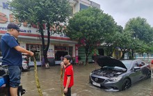 Mưa như trút ở Quảng Nam, ô tô 'chết đuối' giữa biển nước