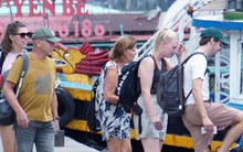 Khách Tây đổ về Cát Bà ăn gì, chơi gì?