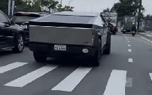 Bắt trọn Tesla Cybertruck đầu tiên lăn bánh trên đường phố Việt Nam: Lập tức gây tranh cãi về thiết kế, nhưng biển số là thứ đáng quan tâm