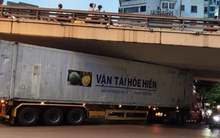 Đi theo Google map, tài xế xe container mắc kẹt dưới gầm cầu vượt Ngã Tư Sở