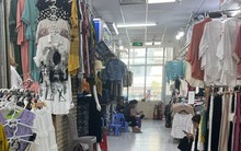 Vào mùa cuối năm nhưng chợ đìu hiu, tiểu thương mòn mỏi chờ khách