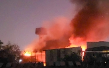 Xưởng nội thất ở Hải Phòng bốc cháy ngùn ngụt