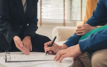 Con gái mua bảo hiểm cho bố, nhưng khi ông bị tai nạn qua đời, công ty bảo hiểm ở Trung Quốc từ chối bồi thường vì "lỗi vi phạm giao thông"