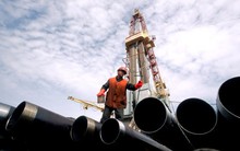 Giá dầu rơi tự do khi ông Trump dự định rút Mỹ khỏi Thỏa thuận Paris