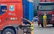 Bị yêu cầu dừng xe, nam tài xế ‘ném’ chai nước vào CSGT