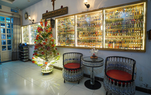 Căn nhà độc nhất vô nhị với nội thất được làm từ hơn 15.000 vỏ chai thủy tinh: Chủ nhân có sở thích lạ, ai vào nhà cũng thấy ngỡ ngàng