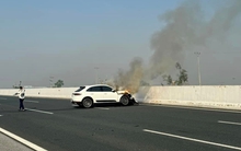 Xe Porsche bốc cháy trên cao tốc Hà Nội - Hải Phòng