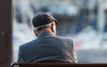 Cụ ông lỡ phân chia hết hơn 2 tỷ đồng tiền tiết kiệm cho các con để rồi bật khóc trong ân hận: Biết điều này sớm thì về già đã bớt khổ!