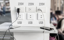 Có nên cắm sạc điện thoại ở nơi công cộng không: Hóa ra bấy lâu nay nhiều người hiểu sai