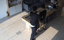 Clip diễn biến tên cướp rút dao kề cổ nữ nhân viên, vơ điện thoại rồi bỏ chạy