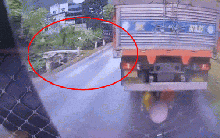 Ô tô 16 chỗ lấn làn vượt ẩu khiến xe tải lao xuống vệ đường, tài xế thương nặng