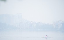 Không khí lạnh tràn về, 9 giờ sáng trời Hà Nội vẫn mịt mù sương trắng