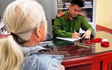 Cụ bà U80 mang hoa tai, lắc tay, dây chuyền đi bán nhưng chủ tiệm vàng nhất quyết không mua, còn mời công an đến làm việc