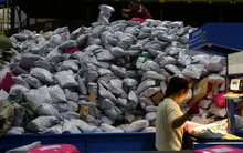 Trước sự “xâm lấn” của hàng giá rẻ từ Trung Quốc, không thể để sản xuất trong nước “chết mòn”