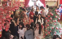 Chủ quán cà phê "hốt bạc" nhờ theo trend chụp hình mùa Noel