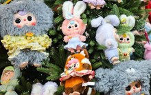 Cây thông Noel túi mù độc lạ hút khách dịp Giáng sinh